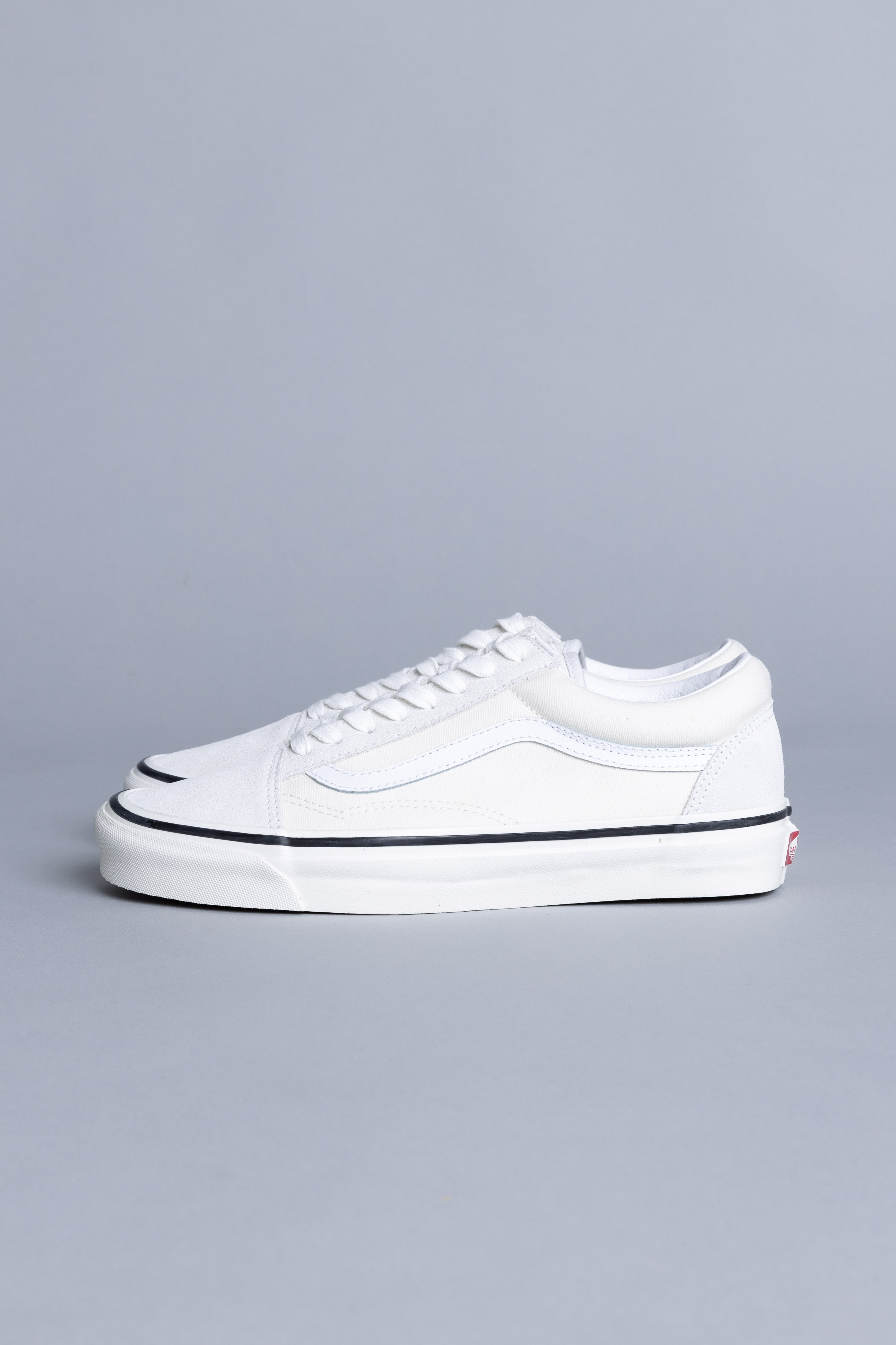 vans anaheim old skool white