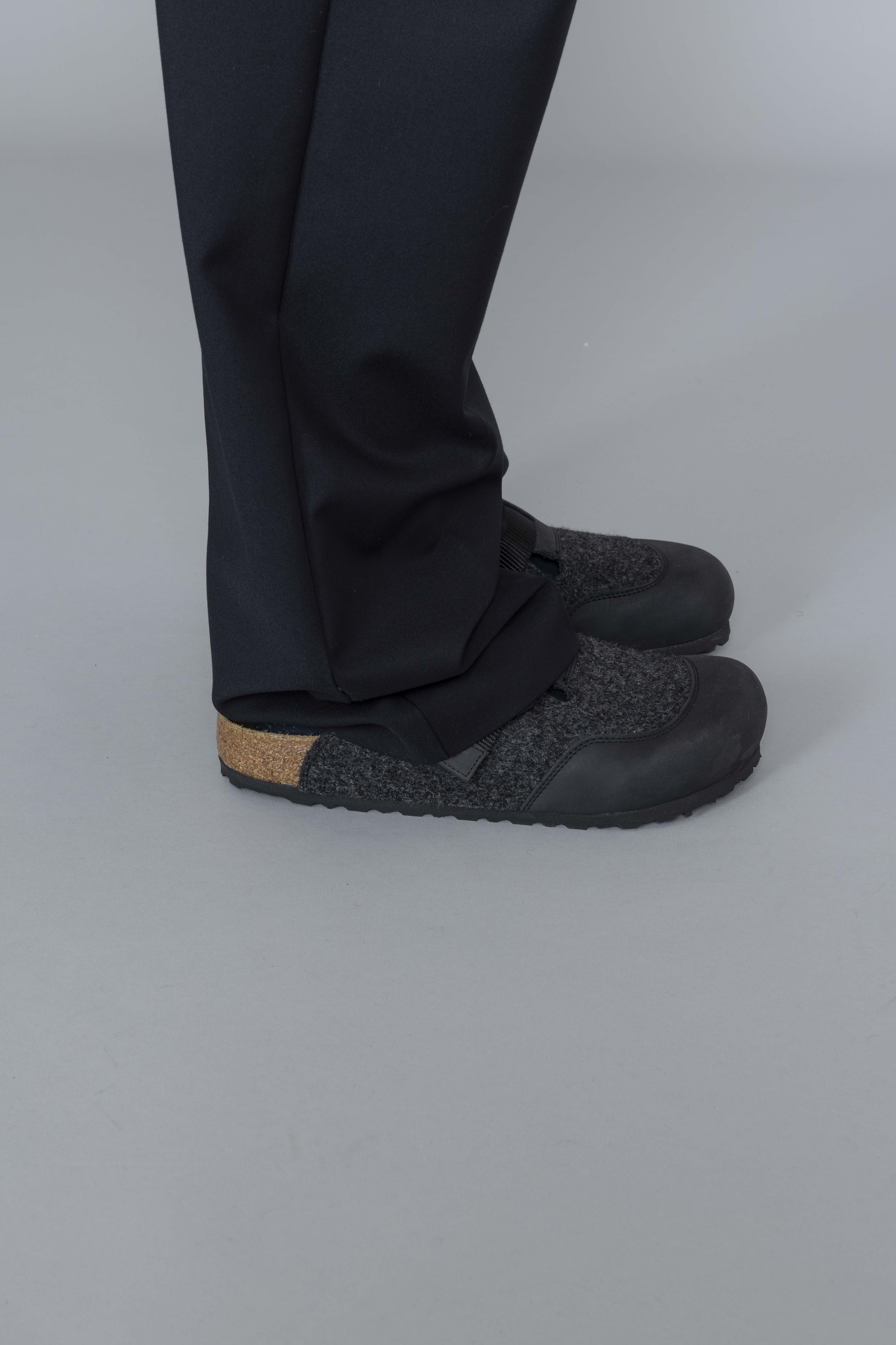 NN07PawLightweightTailoredTrouserNavyBlueFeet