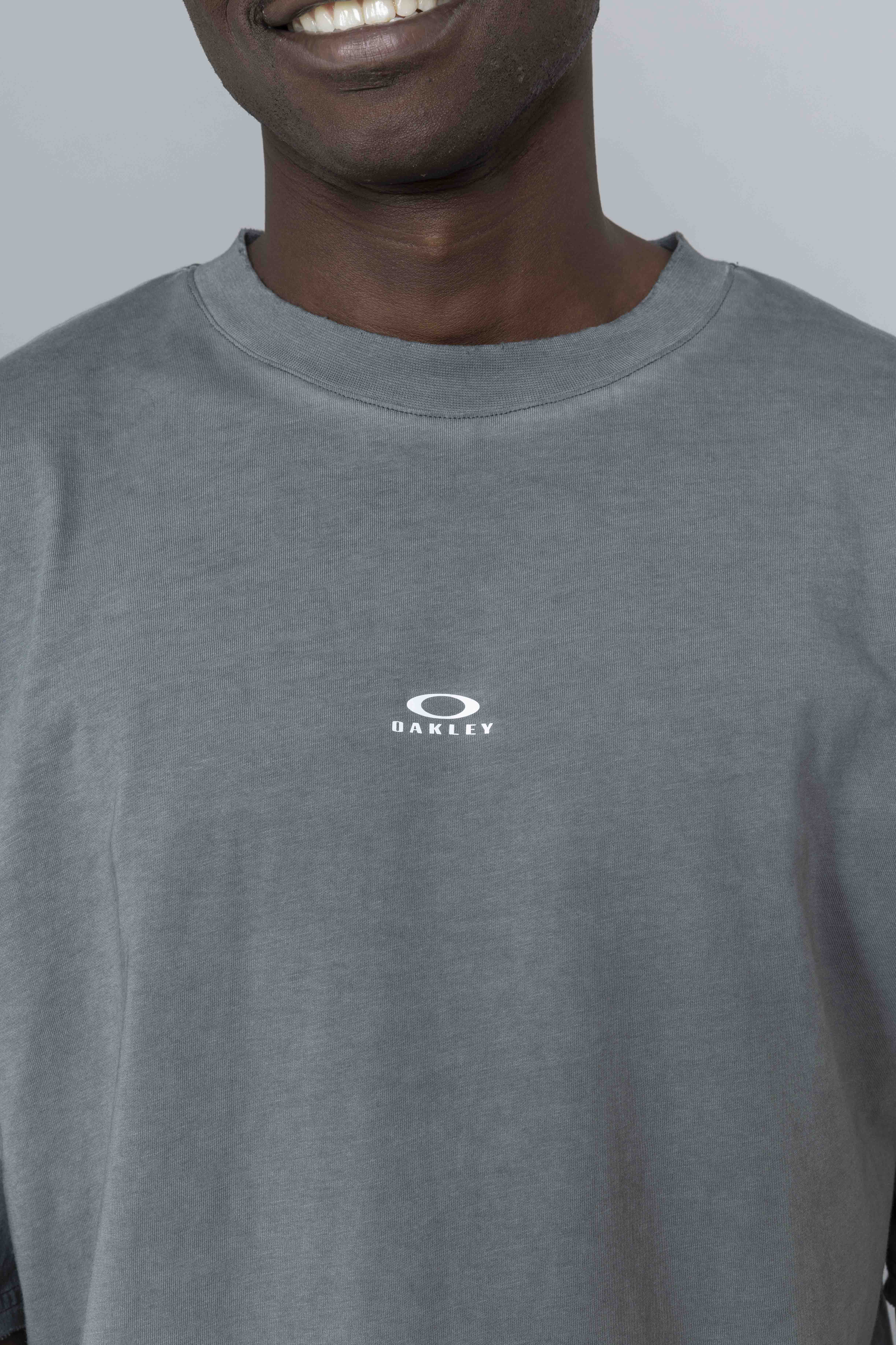 OakleyLatitudeVeilTeeCementLogo